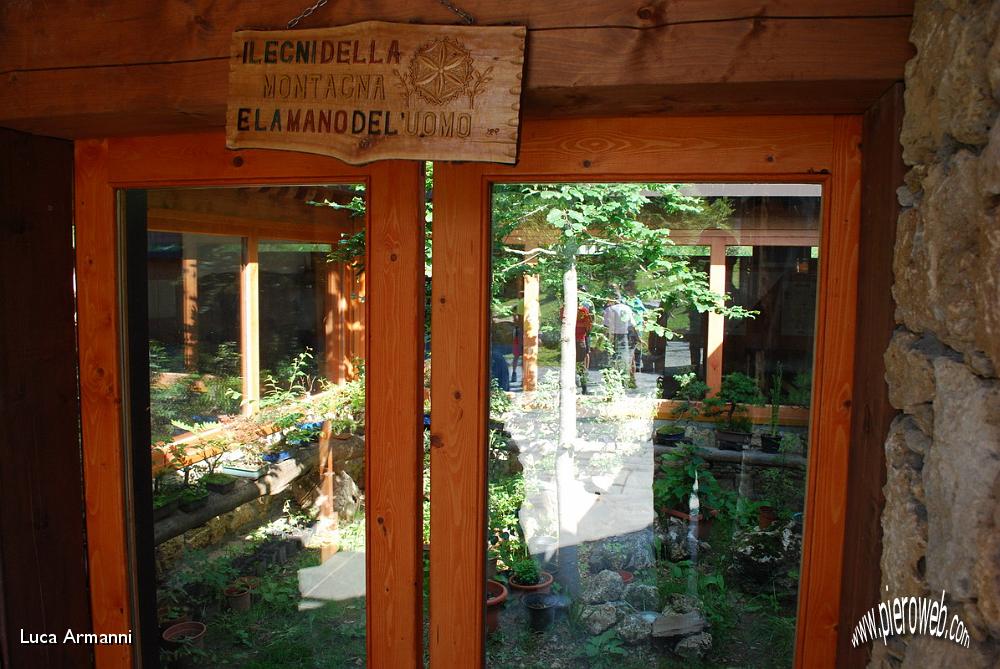 12 Legni della Montagna - Giardino al centro.JPG